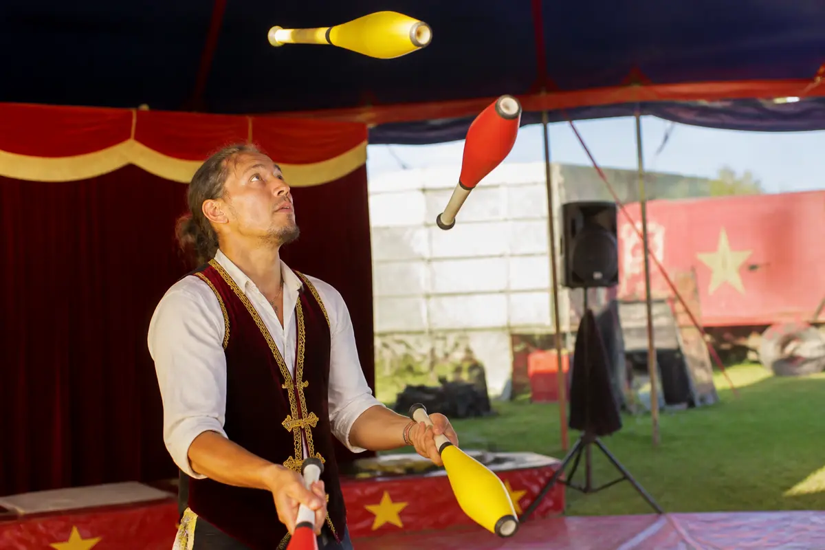 Tony Florees : Plongée Dans L’Humour Et Les Folies Gruss